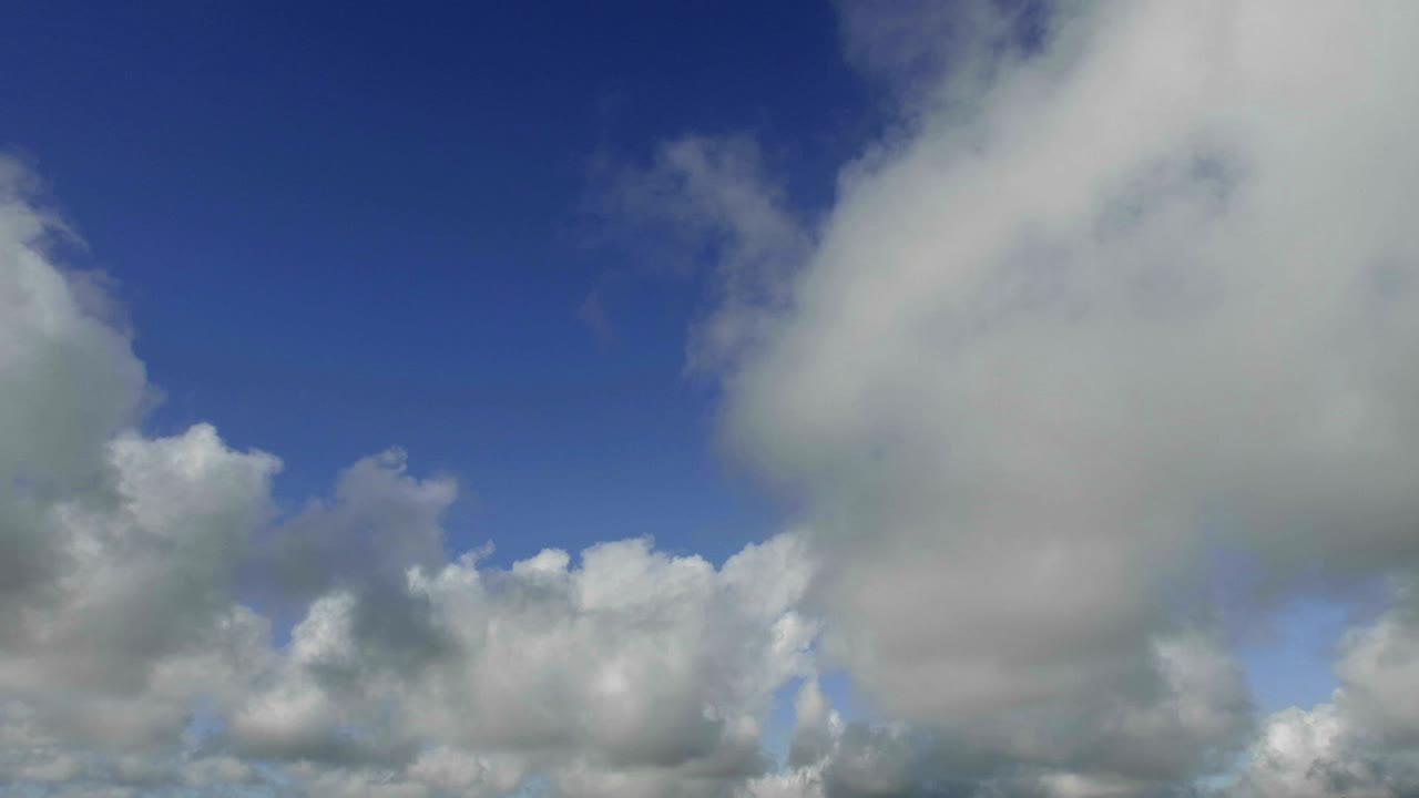 lapso de tiempo de las nubes contra el cielo azul avanzando 2