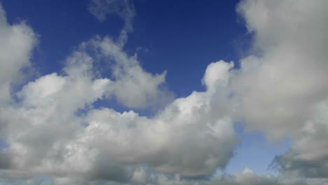 lapso de tiempo de las nubes contra el cielo azul avanzando 2
