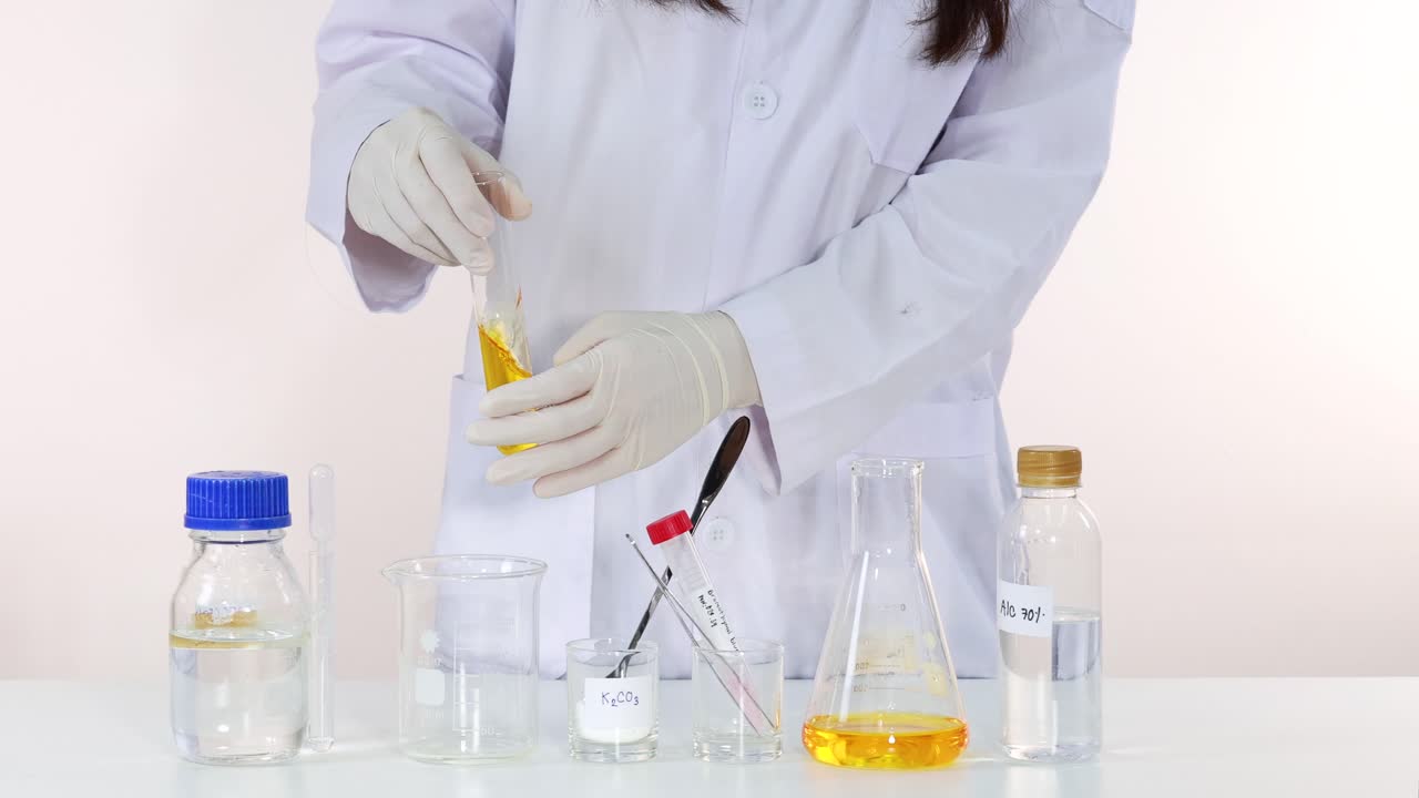 실험실 실험에서 물질을 는 과학자