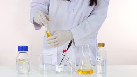 científico que agita sustancias en un experimento de laboratorio
