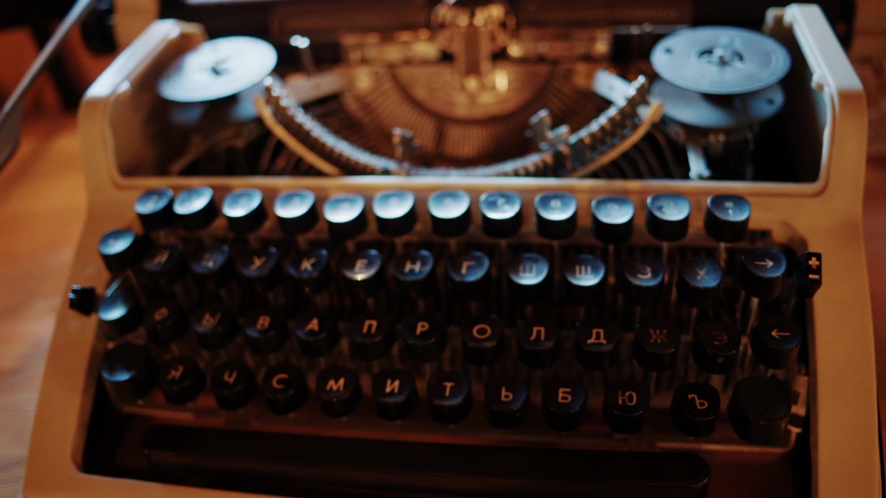 Primo piano di una macchina da scrivere meccanica vintage con tasti e componenti metallici visibili