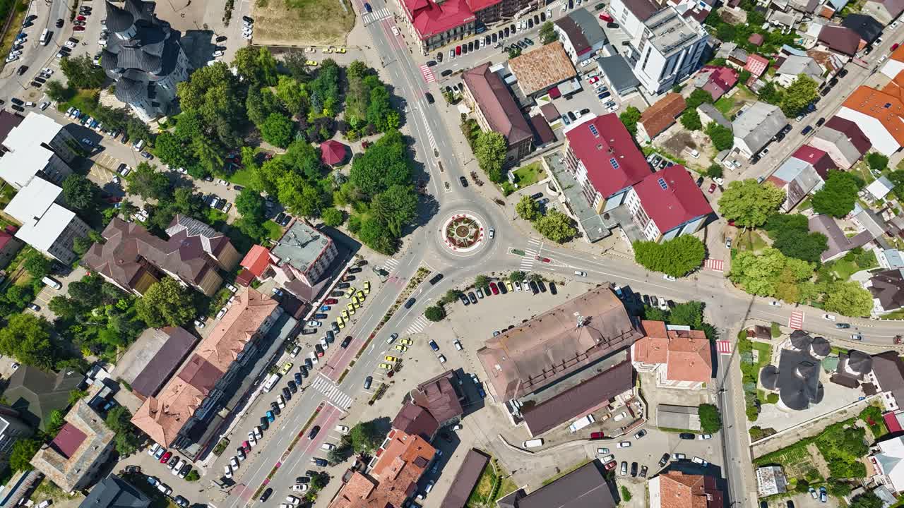 Timelapse video of the Gura Humorului roundabout, with traffic flowing through the urban center at dusk