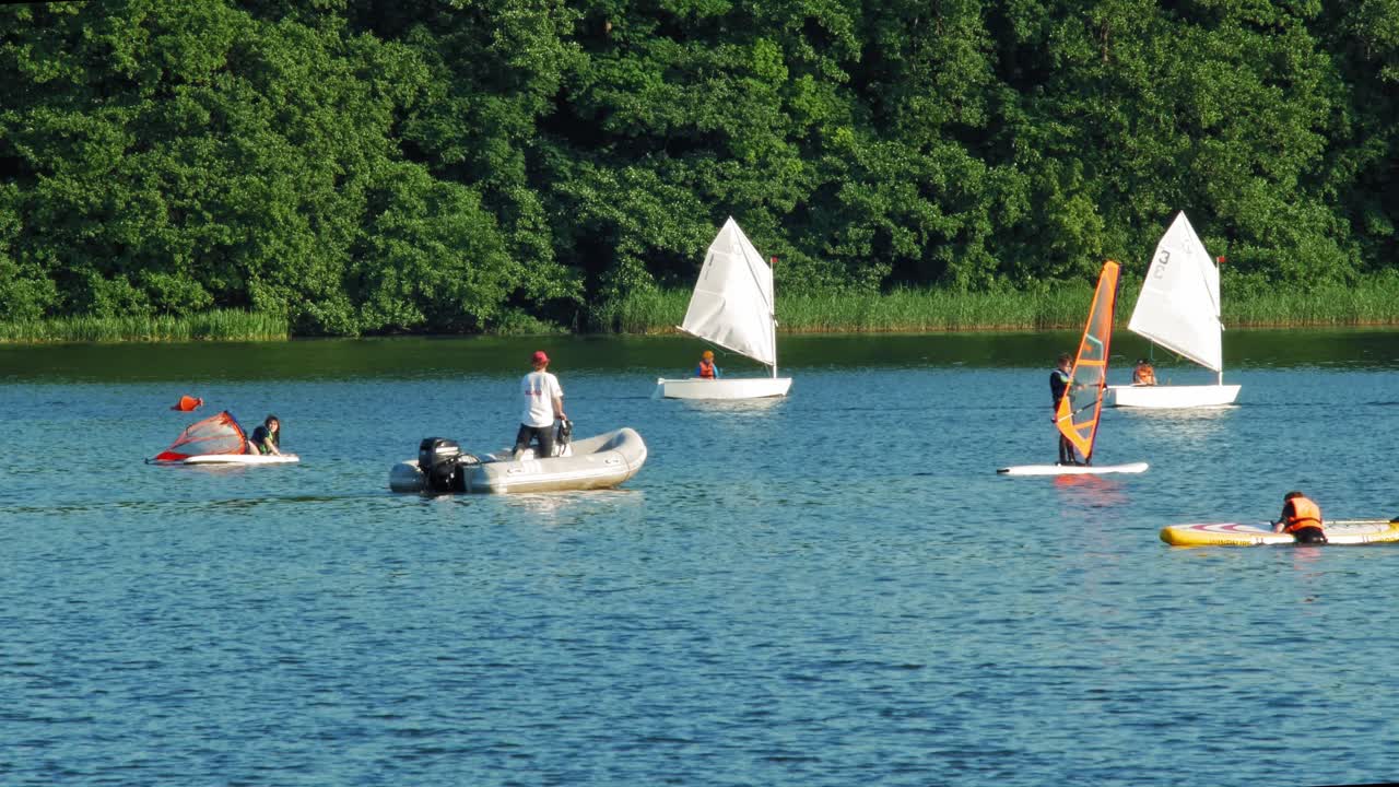 여름에 폴란드 그단스크 카운티 콜 부디에서 레가타 동안 푸른 호수에서 경주하는 낙관론자