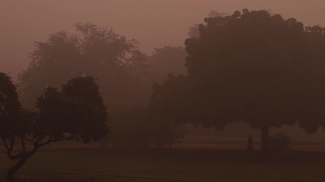 brumoso amanecer en la mañana desde un ángulo plano