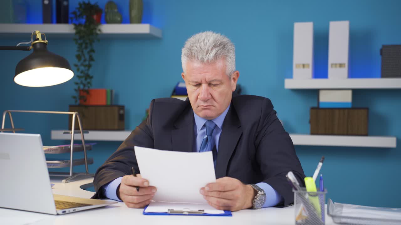 un hombre de negocios firmando papeles sintiéndose feliz.