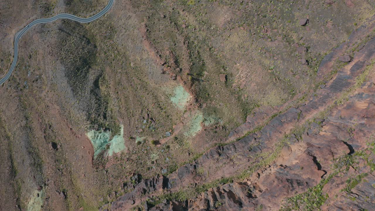 산의 드론 하향식 샷과 자동차가 있는 곡선형 거리