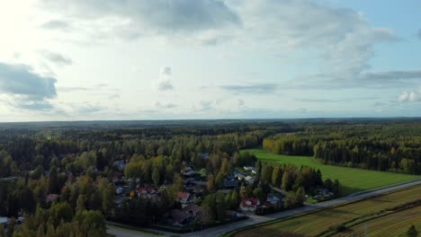 Toma-Panorámica-De-La-Ciudad-Rural-De-Kerava,-Un-Pueblo-Al-Borde-De-La-Carretera-En-El-Sur-De-Finlandia,-Sol-Escondido-En-Las-Nubes