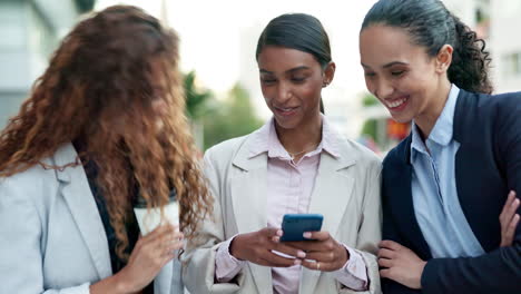 Mujeres-De-Negocios,-Teléfono-Y-Juntos-En-La-Ciudad