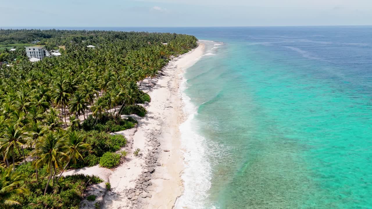 Aerial footage reveals Geiymiskih Fannu Beach’s pristine waters curving along Fuvahmulah’s southwestern shore.