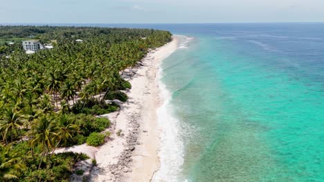 aerial footage reveals geiymiskih fannu beach’s pristine waters curving along fuvahmulah’s southwestern shore.