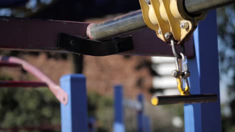 una barandilla de zorro volador en un patio de recreo de la escuela, de cerca