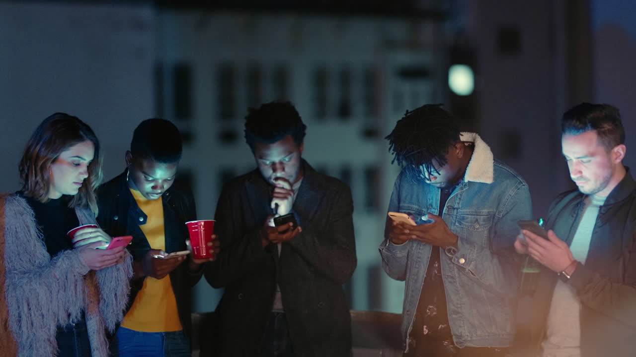 파티, 술, 그리고 반사회적인 친구들과의 전화