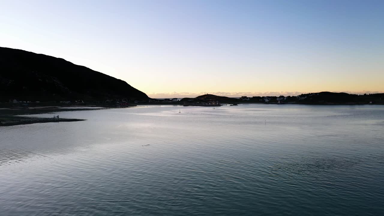 북극 노르웨이의 일몰 항구의 장엄한 전망