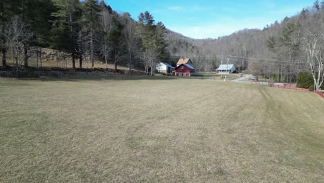 Field-with-red-barn-in-wintertime-in-Boone,-North-Carolina