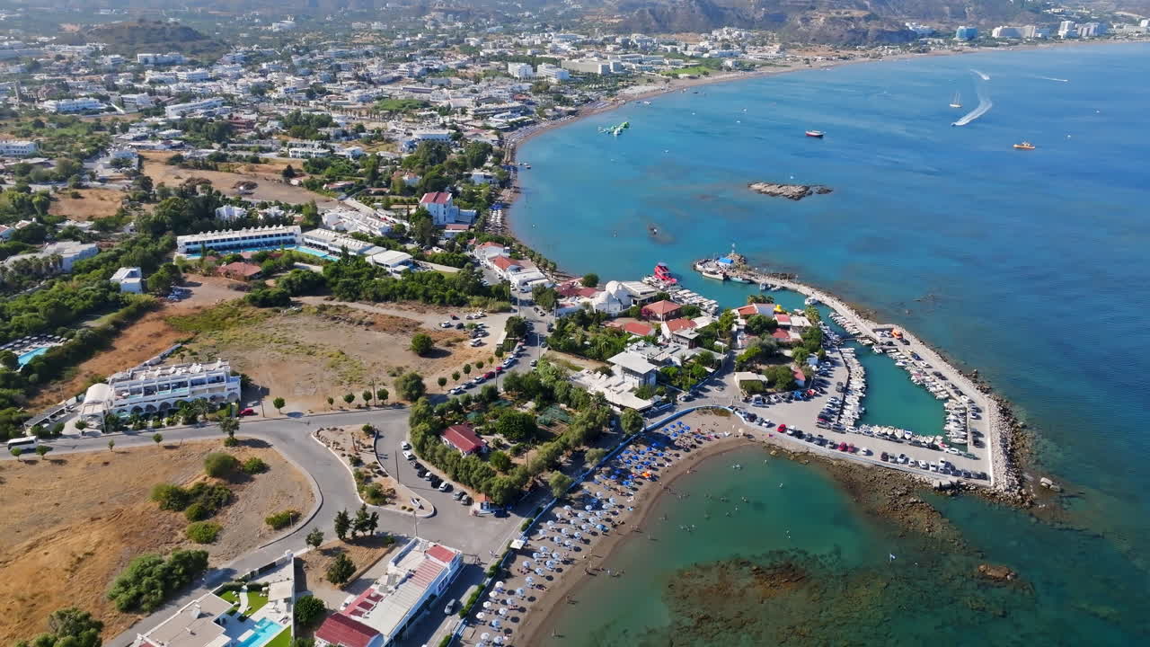 vista aérea hacia atrás sobre el puerto de faliraki, día soleado en rodas, grecia