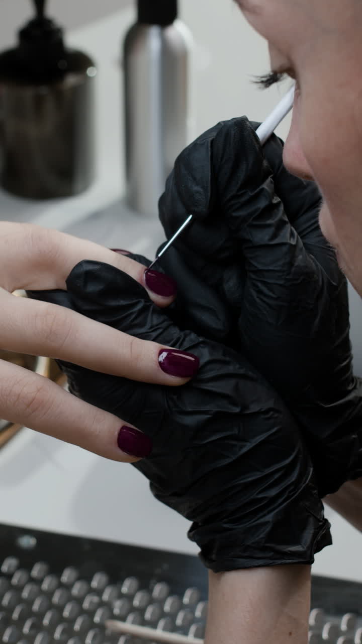 una mujer haciendo una manicura.