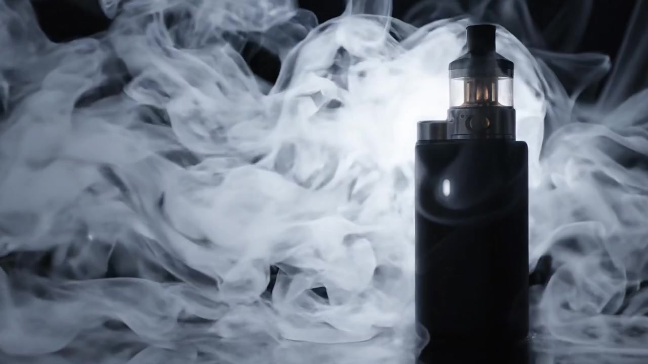 Een close-up van een modern vape-apparaat tegen een sfeervolle achtergrond, dat de essentie van de vapingcultuur perfect vastlegt met uitgeademde rook en lichteffecten
