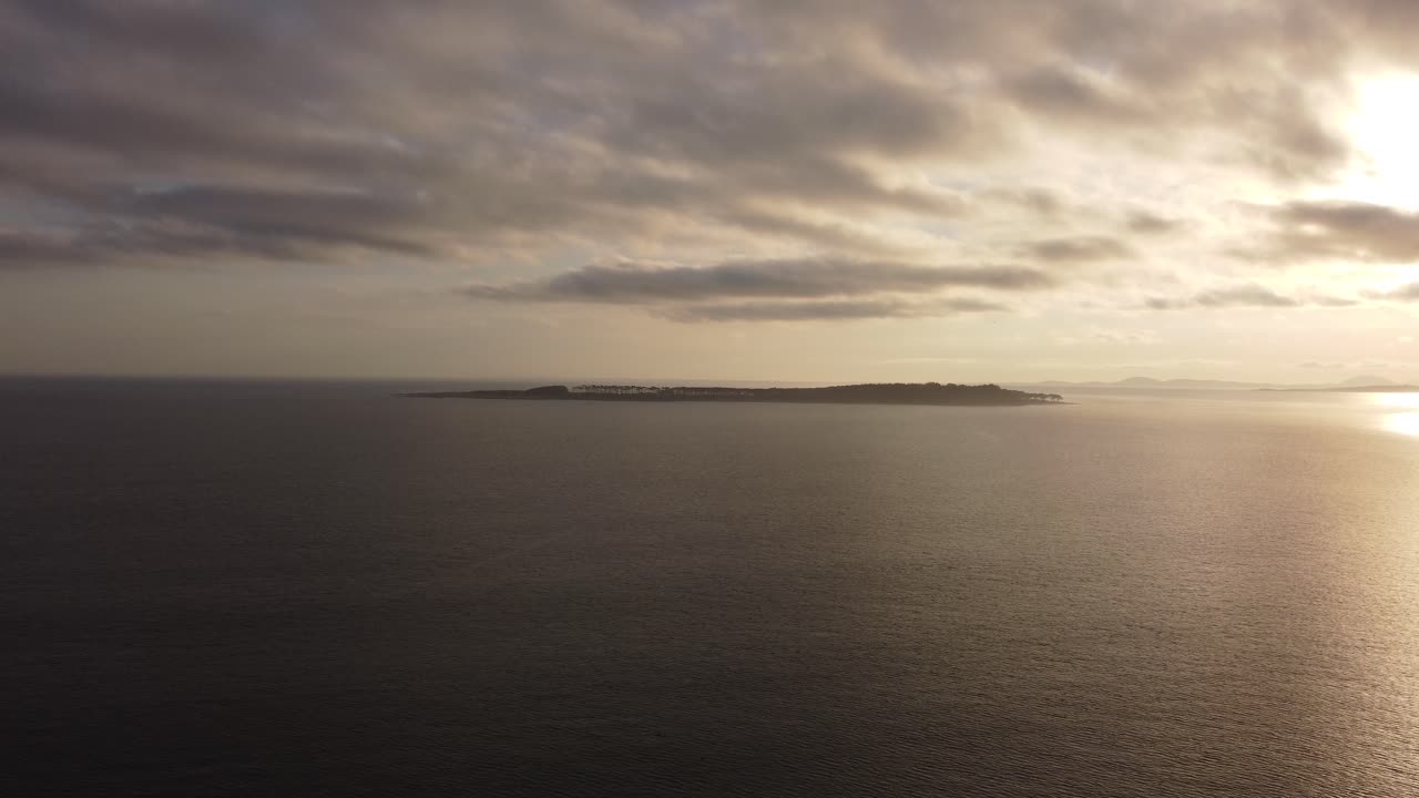vista aérea de la playa de la ciudad de punta del este en uruguay al atardecer, con la isla gorriti al fondo