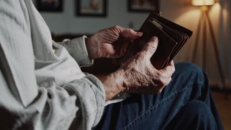 persona de edad avanzada comprobando la billetera