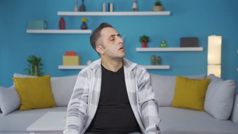 hombre con dolor de cabeza.
