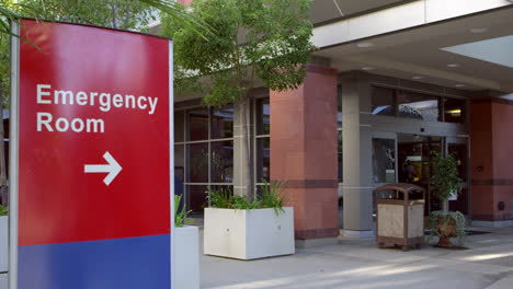 entrada del edificio del hospital moderno con señales filmadas en r3d