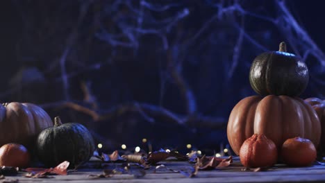 video de calabazas de halloween y humo con espacio de copia en fondo púrpura