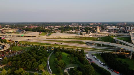 Vista-Aérea-De-Autos-En-La-Interestatal-65-Y-64-En-Louisville,-Kentucky,-Ee.uu.---Pan,-Drone-Shot