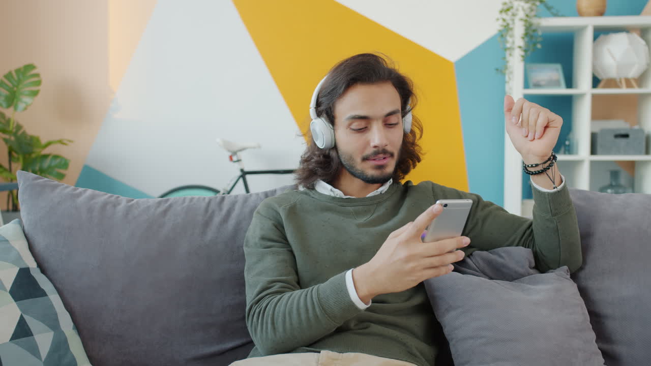 hombre escuchando música en su teléfono