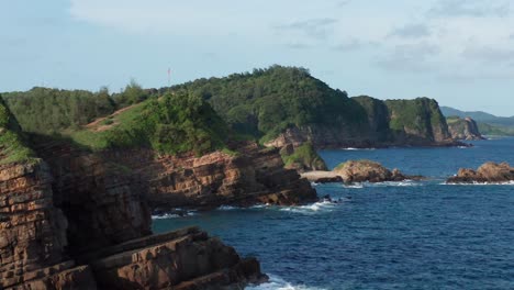 playa de arena blanca con montaña en co a isla vietnam