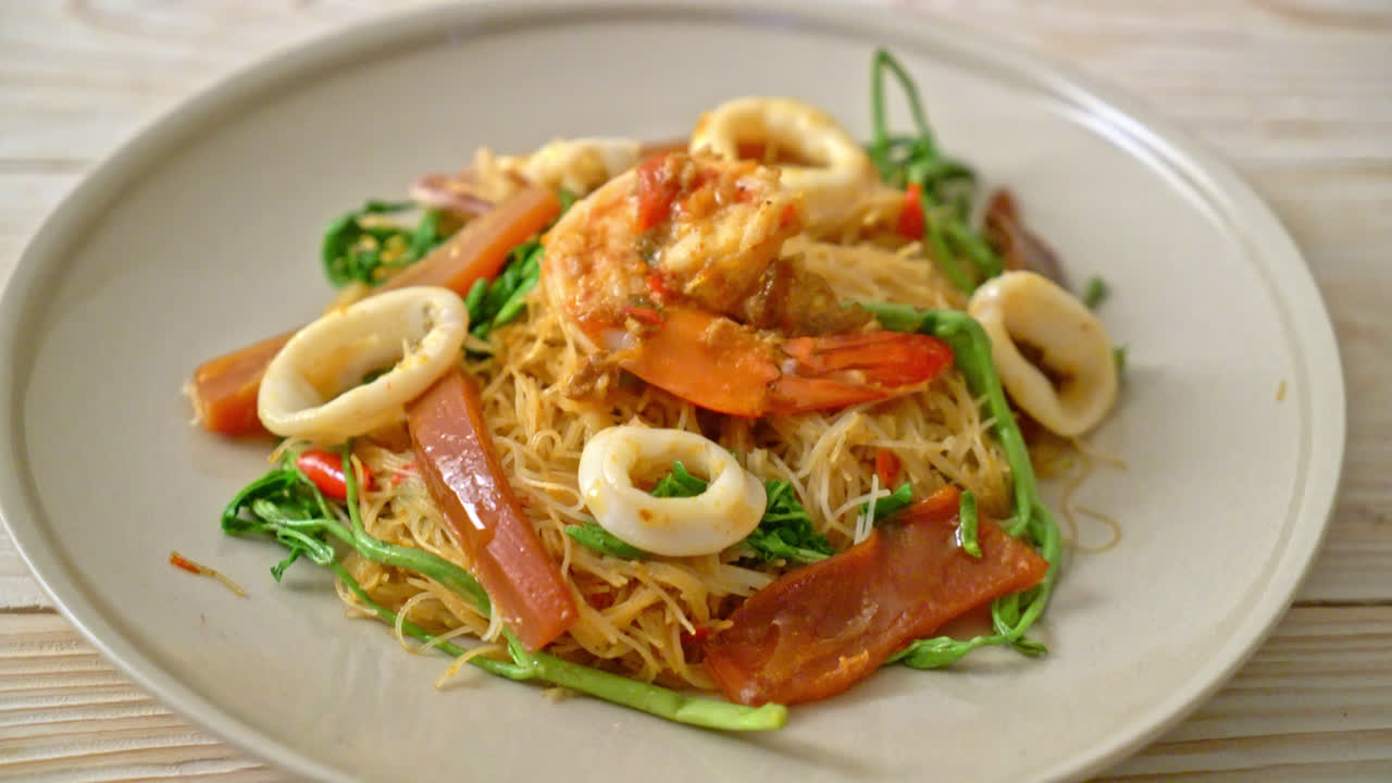 혼합 해산물을 곁들인 볶음밥 베르 미첼 리와 물 미모사