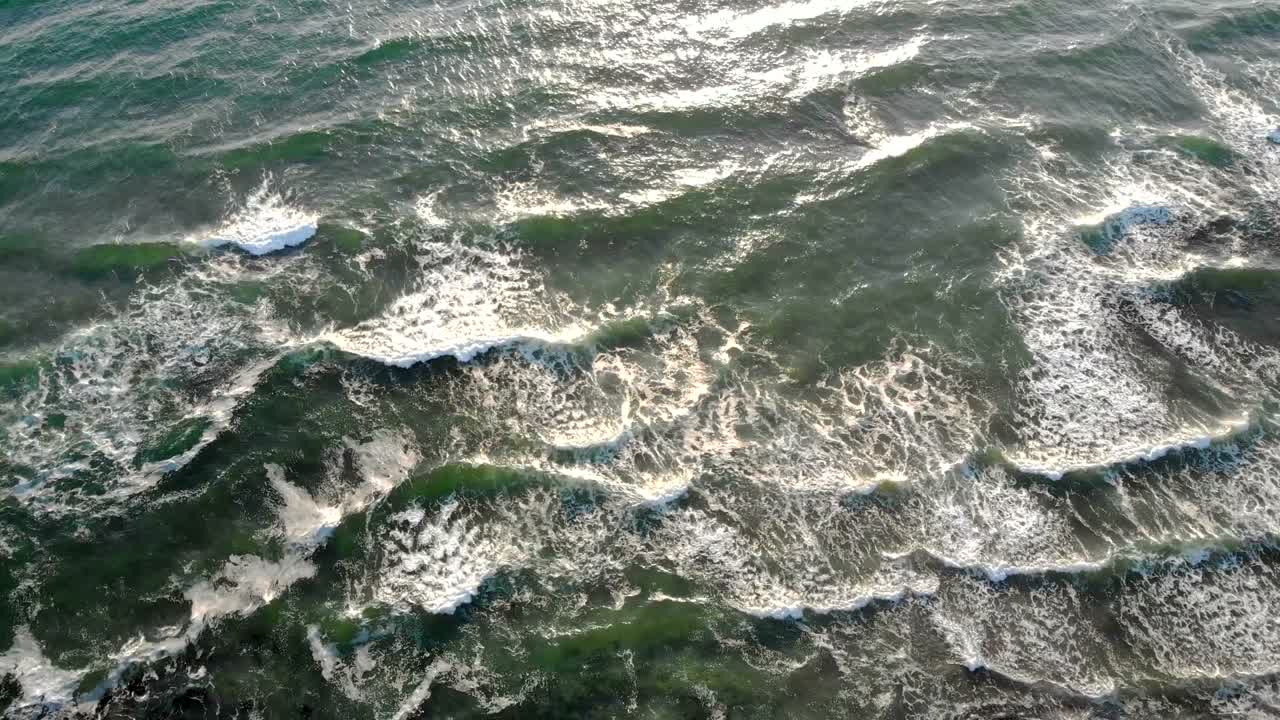 las olas chocando contra la arena al amanecer durante las vacaciones en bulgaria.