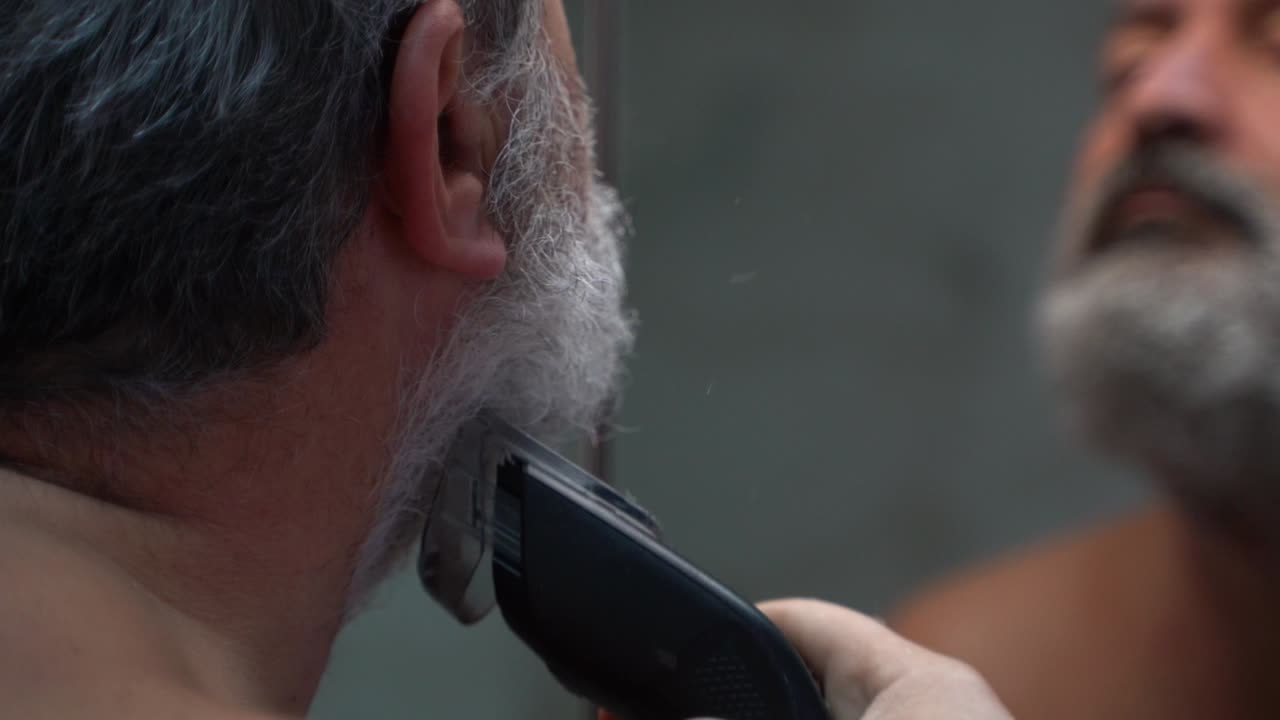 rutina de aseo con afeitarse la barba, la higiene, el cabello y el cuidado de la piel para un aspecto pulido y saludable
