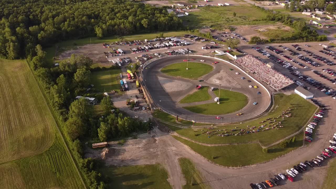 carreras de autos en la pista de carreras en el municipio de ash, michigan