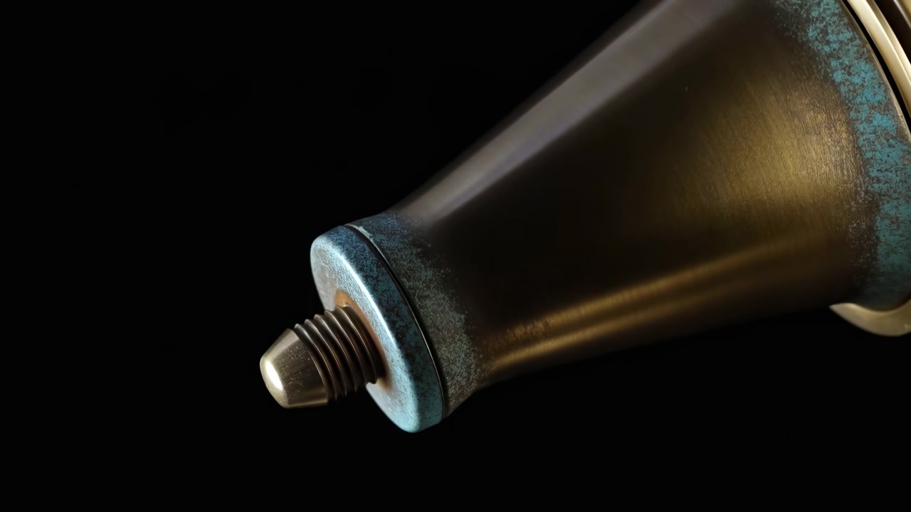 Primo piano di un ugello cilindrico metallico o punta di utensile mostrato su uno sfondo nero con illuminazione drammatica a bassa chiave e una texture dettagliata di metallo spazzolato.