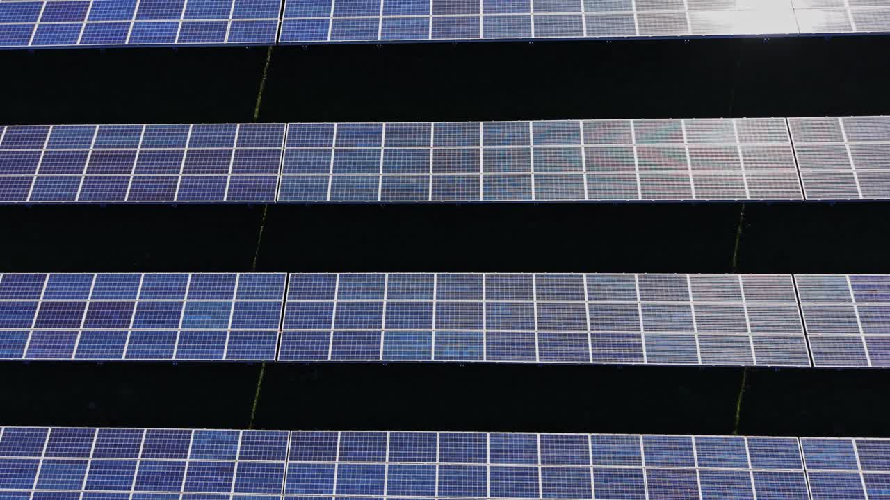 Pannelli solari su un campo erboso durante le ore di luce solare intensa