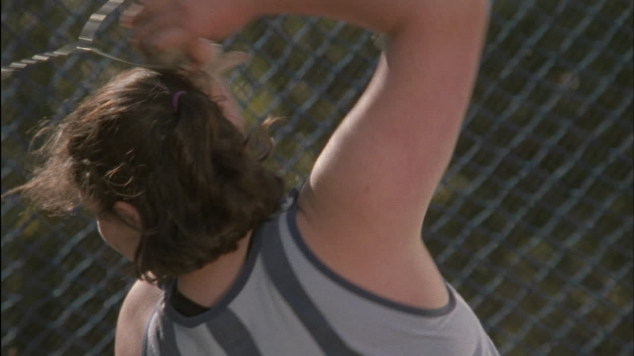 una mujer lanza un disco en una competencia