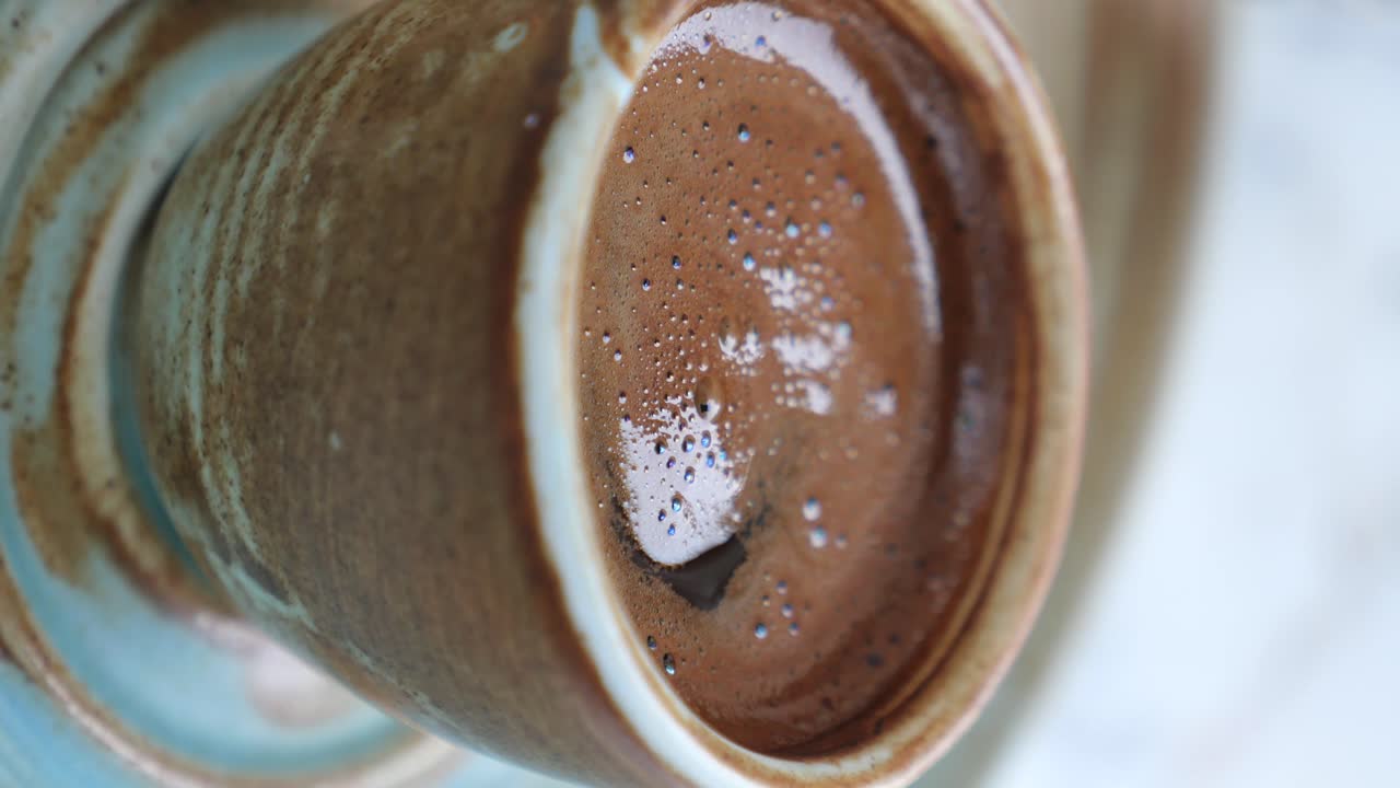 Primo piano di una tazza di caffè