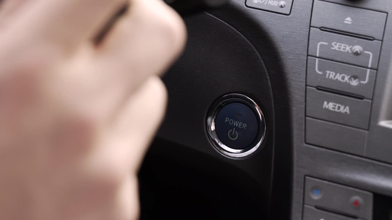 전원 버튼을 누르고 하이브리드 자동차의 엔진을 시동하고 정지하는 것보다