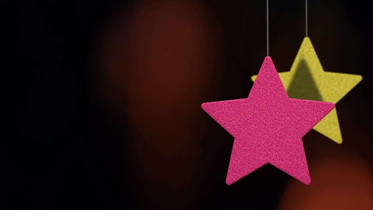 los adornos de las estrellas de navidad se mueven en el fondo de bokeh.