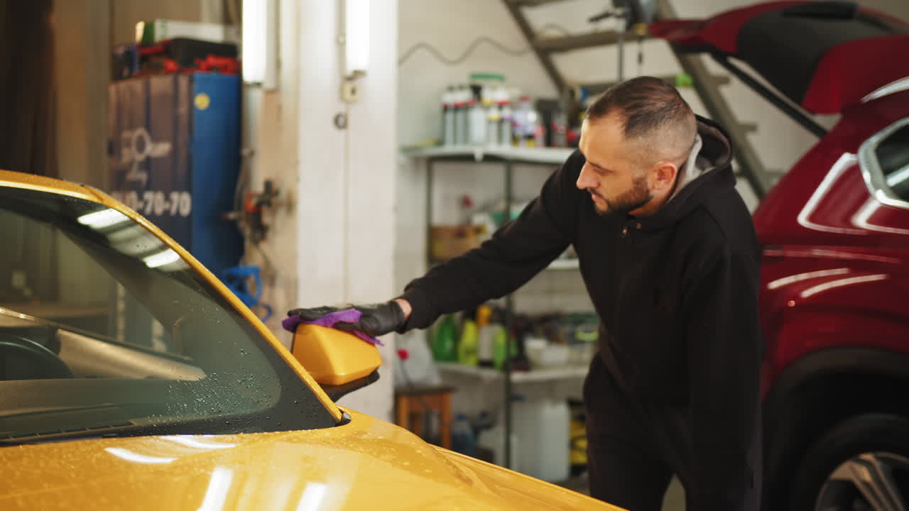 차고에서 자동차 세부 사항