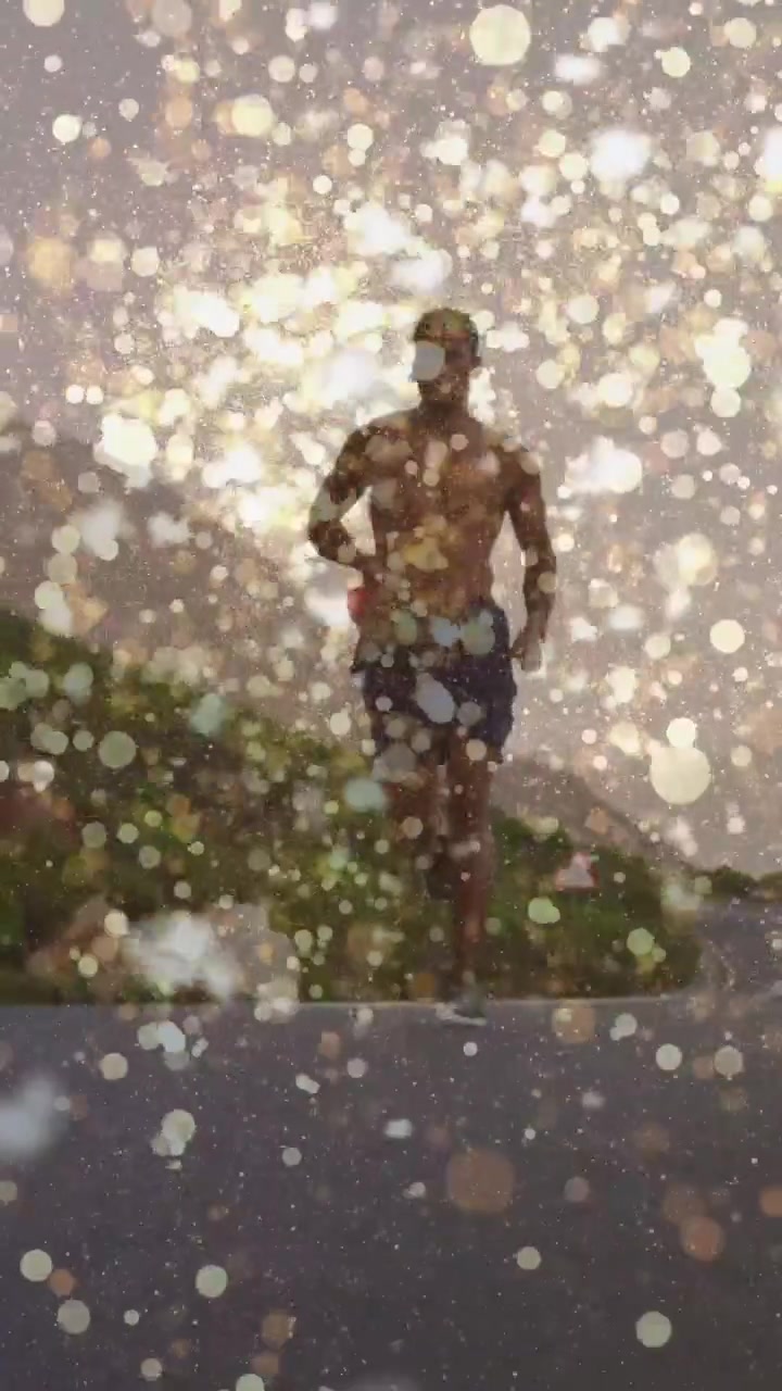 Video verticale: Corridore che parte da lontano e corre verso la telecamera su strada, con un'overlay di glitter che nasconde il corridore per il fitness.