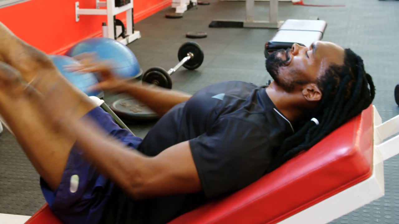 atleta haciendo ejercicio de prensa de piernas 4k
