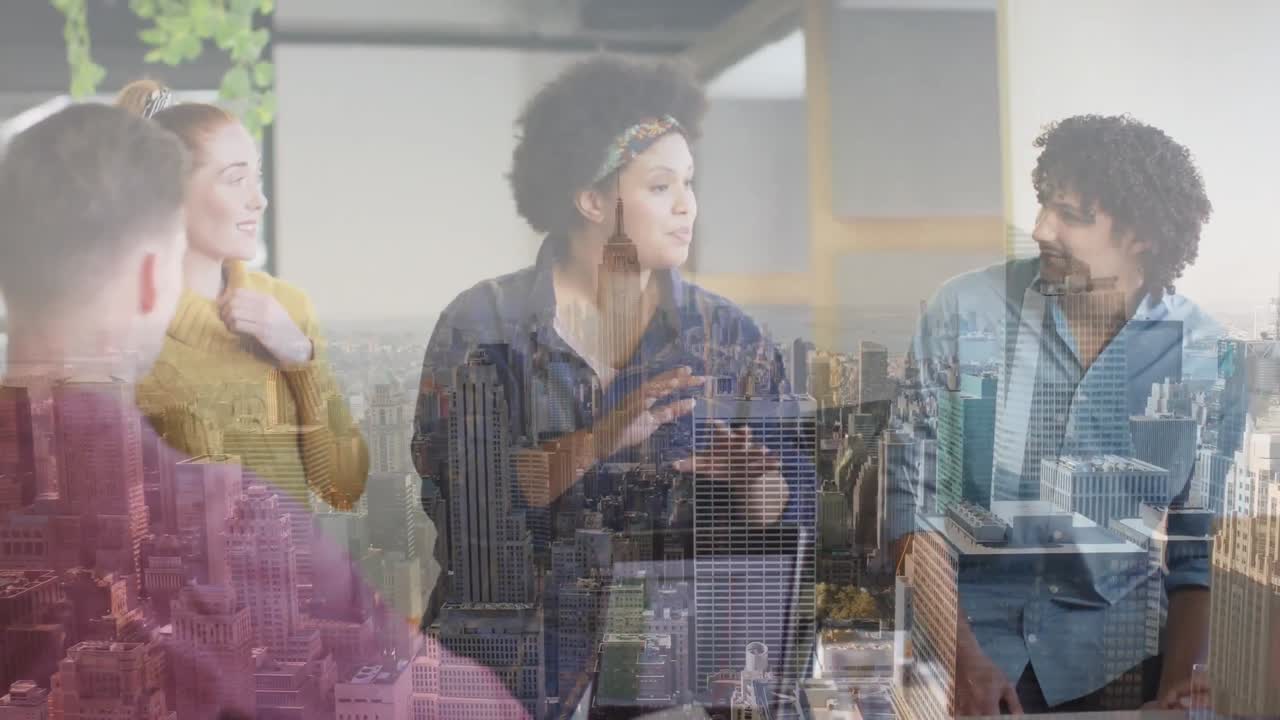 video compuesto de diversos colegas discutiendo juntos en la oficina contra la vista aérea del paisaje urbano.