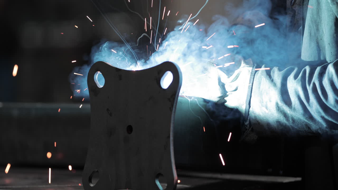 용접 중인 강판에서 용접 스파크가 발생함 - 닫기