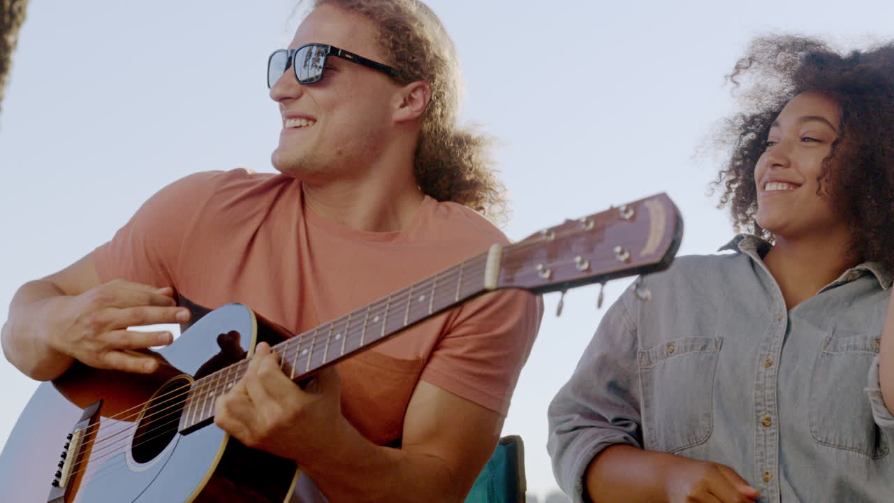 amigos disfrutando de la música y las bebidas