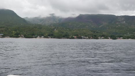 Toma-Amplia-De-Un-Paisaje-Escénico-En-Filipinas,-Mientras-Cruza-El-Río-En-Un-Barco.