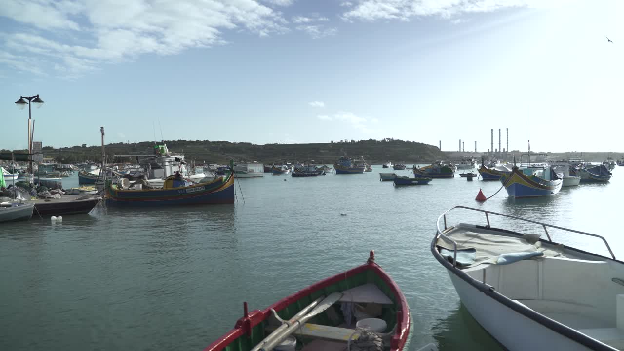 Barche tradizionali colorate con gli occhi nel porto del villaggio di pescatori mediterraneo di Marsaxlokk.