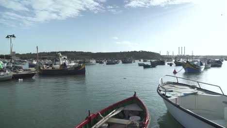 Traditionelle-Bunte-Boote-Im-Hafen-Des-Mediterranen-Fischerdorfes-Marsaxlokk