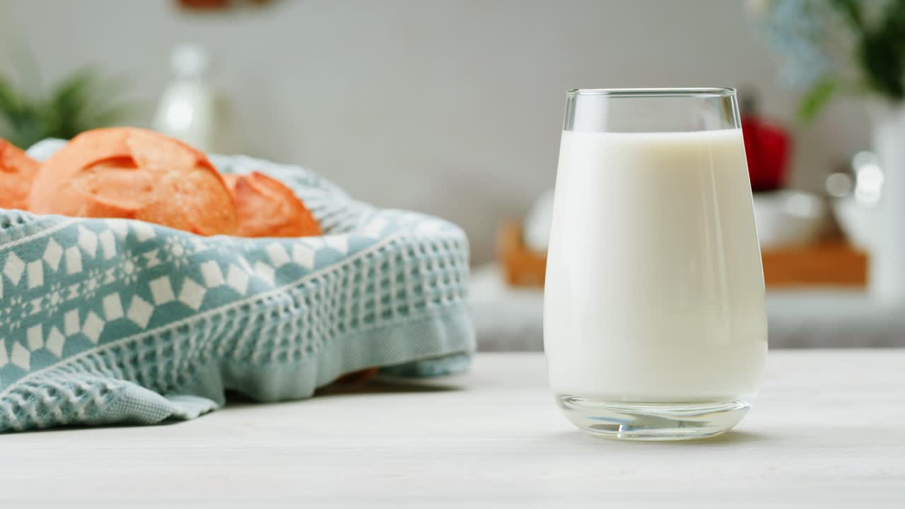 un vaso de leche con pan