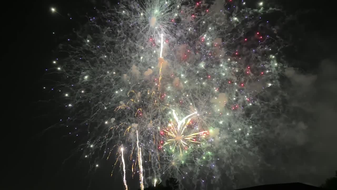 Spettacolo di fuochi d'artificio colorati con gran finale esplosivo
